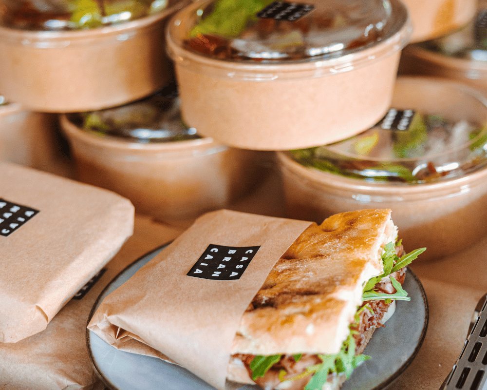 Frische Schiacciata und bunte Salate – ideale Takeaway-Mahlzeit für eine schnelle Mittagspause in Castellina in Chianti.