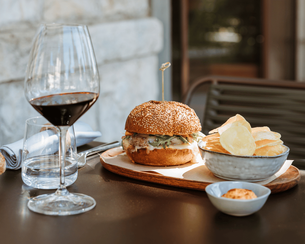 Gourmet-Burger aus Chianina-Rindfleisch mit hausgemachten Pommes – hochwertige Burger-Option im Bar Brancaia in Castellina in Chianti