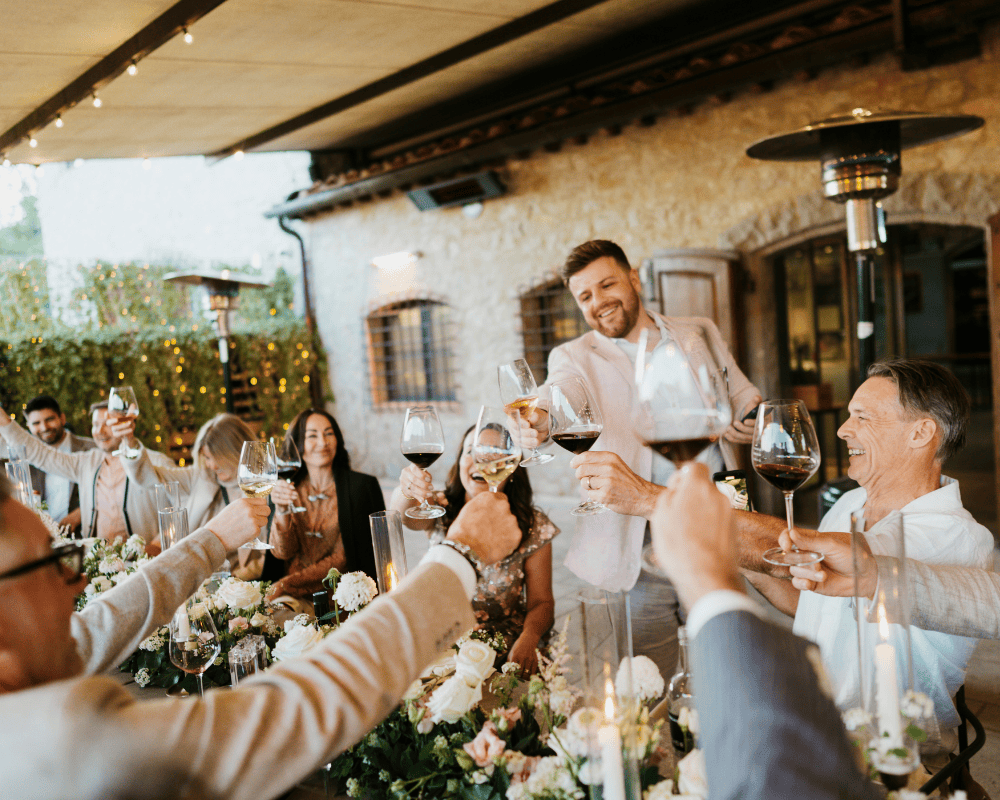 Weinverkostung mit Blick auf die toskanischen Weinberge im Weingut Brancaia in Chianti