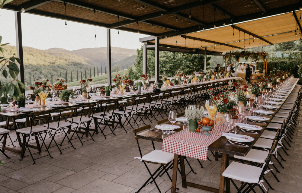 Weinverkostung mit Blick auf die toskanischen Weinberge im Weingut Brancaia in Chianti